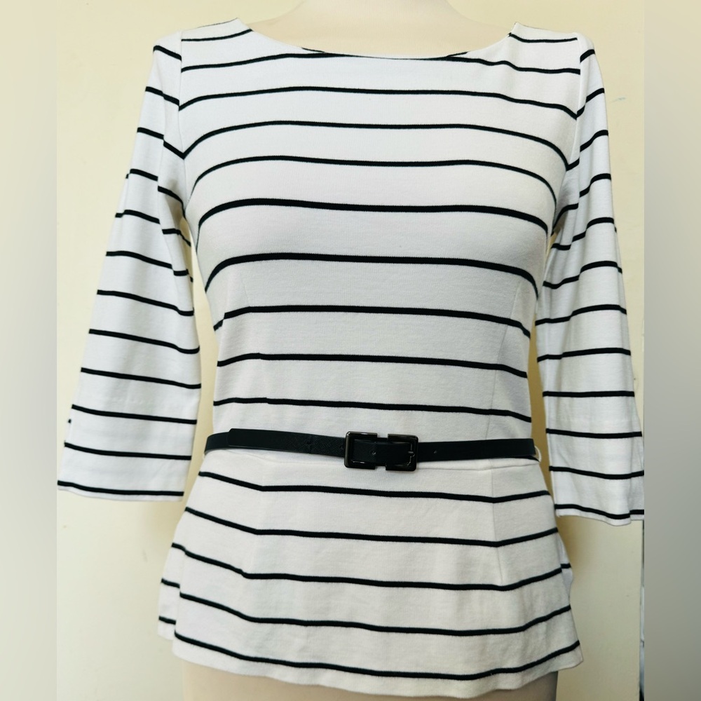 White House Black market black and white blouse 3/4 sleeves. Stretch